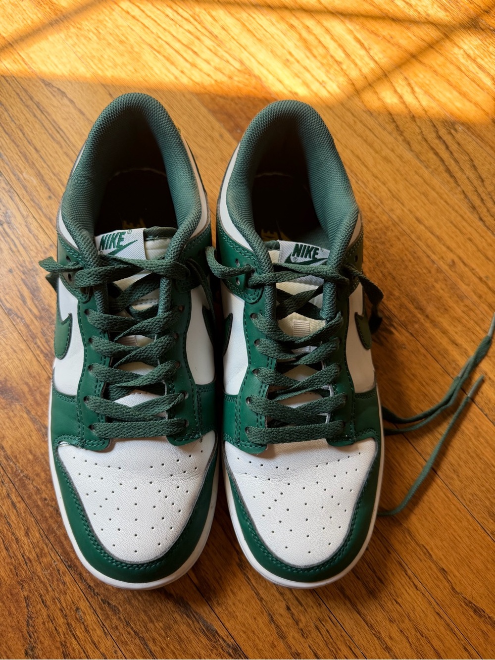 Nike Low-Top Sneakers in White and Green - Picture 2 of 2